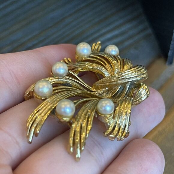 Vintage Signed Lisner Ribbon Gold Tone Faux Pearl Spray Brooch Women’s Jewelry - Picture 5 of 7